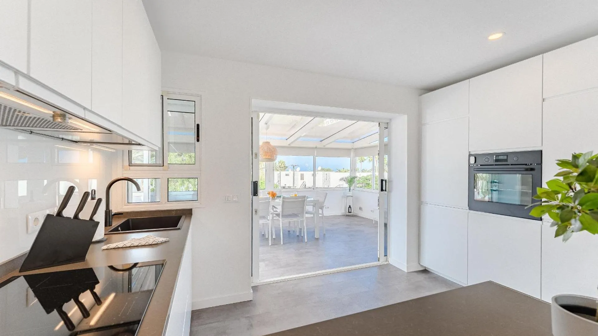 Endless Summer Beach Apartment - Casa Regnilla Playa de las Américas